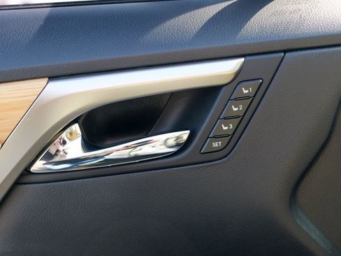 Used 2022 Lexus RX 350L Premium w/ Premium Package image 18