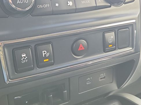 Used 2021 Nissan Titan SV w/ SV Convenience Package AWD/4WD image 30