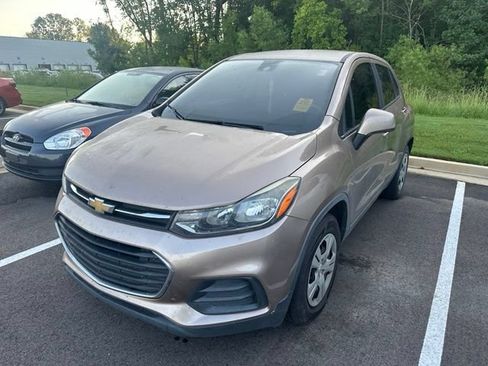 Used 2018 Chevrolet Trax LS FWD image 2