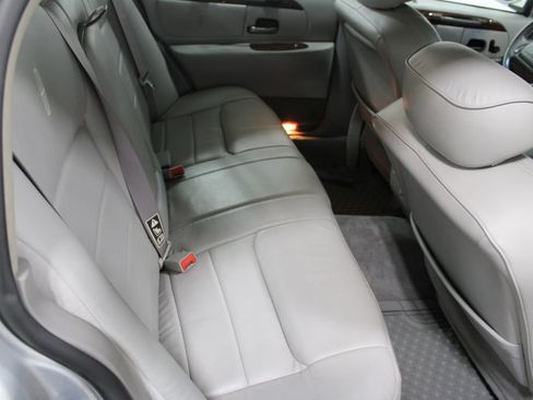 Used 2002 Lincoln Town Car Executive RWD image 31