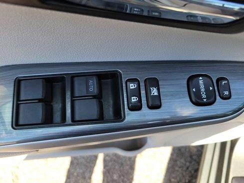 Used 2012 Toyota Camry XLE w/ Leather Pkg FWD image 10