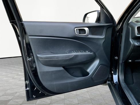Used 2025 Hyundai Venue SE FWD image 18