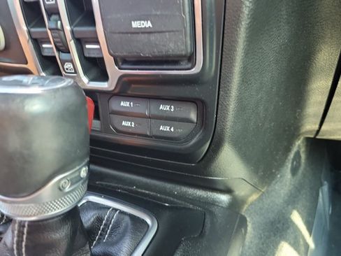 Used 2018 Jeep Wrangler Unlimited Sahara AWD/4WD image 36
