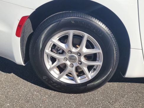 Certified 2024 Chrysler Pacifica Touring-L FWD image 5