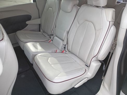 Used 2018 Chrysler Pacifica Limited image 17