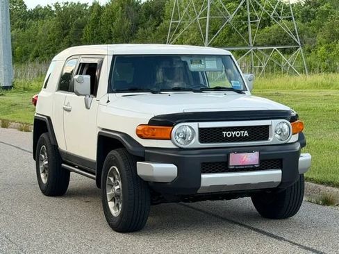Used 2013 Toyota FJ Cruiser 4WD w/ Convenience Pkg image 2