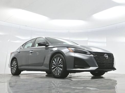 Used 2024 Nissan Altima 2.5 SV FWD image 58