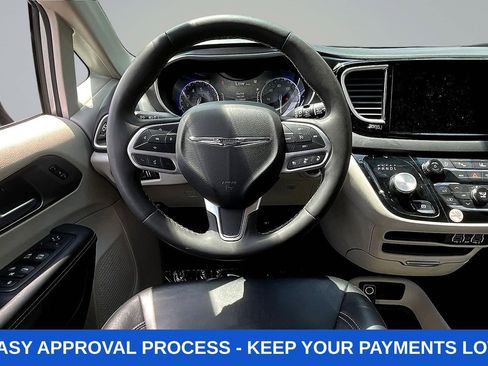 Used 2024 Chrysler Pacifica Touring-L FWD image 11