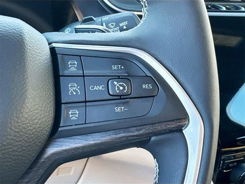 Used 2024 Jeep Grand Cherokee Limited image 9