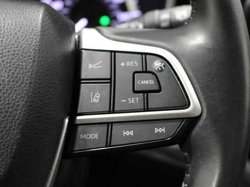 Used 2024 Toyota Highlander XLE AWD/4WD image 12