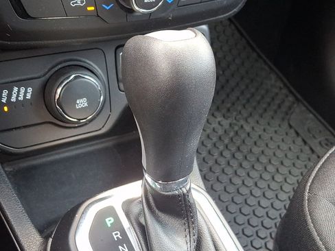Used 2018 Jeep Renegade Latitude w/ Cold Weather Group AWD/4WD image 14