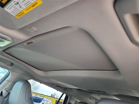 Used 2020 Toyota Highlander XLE image 30