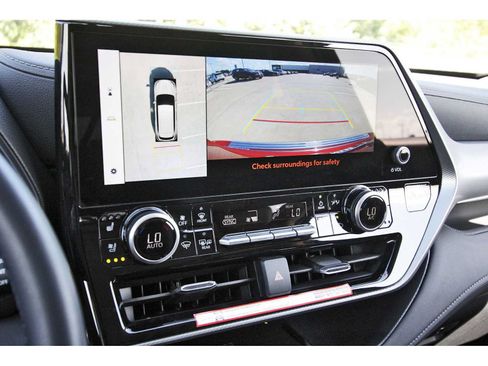 Used 2025 Toyota Highlander Platinum AWD/4WD image 24