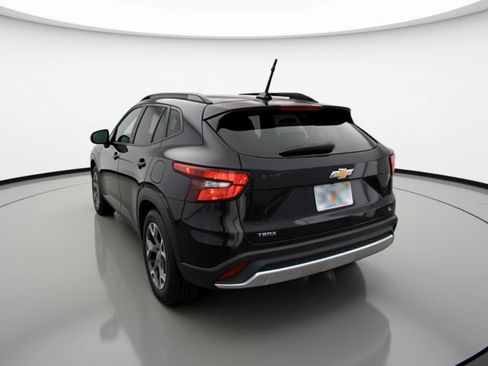 Used 2025 Chevrolet Trax LT w/ LT Convenience Package image 6