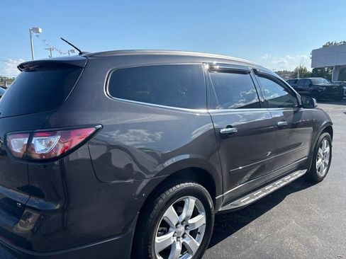 Used 2017 Chevrolet Traverse LT w/ Traveler's Package FWD image 3