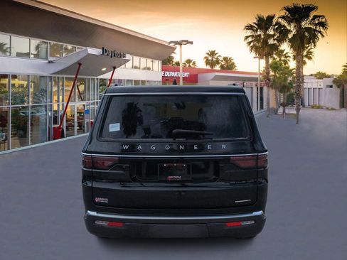 Used 2022 Jeep Wagoneer Series II RWD image 4