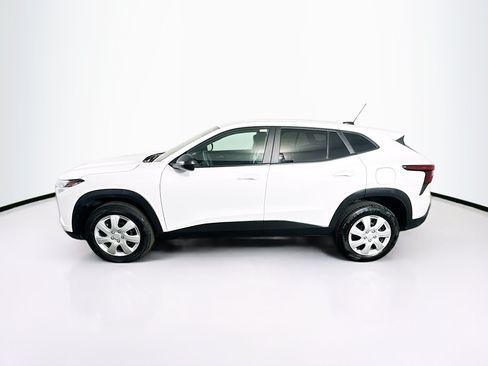 Used 2025 Chevrolet Trax LS FWD image 4