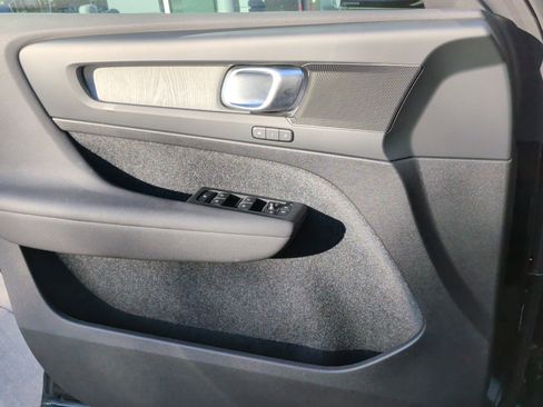 Used 2025 Volvo XC40 B5 Core image 28