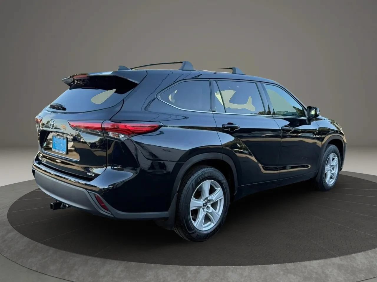 Used 2020 Toyota Highlander L AWD/4WD image 4