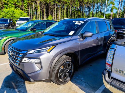 Used 2025 Nissan Rogue SV w/ SV Premium Package FWD image 2