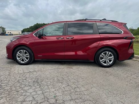 Used 2021 Toyota Sienna XSE w/ XSE Plus Package AWD/4WD image 9
