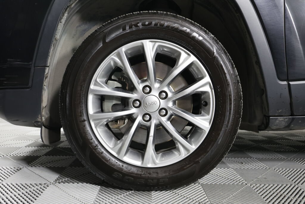 Used 2019 Jeep Cherokee Latitude Plus w/ Comfort/Convenience Group FWD image 9