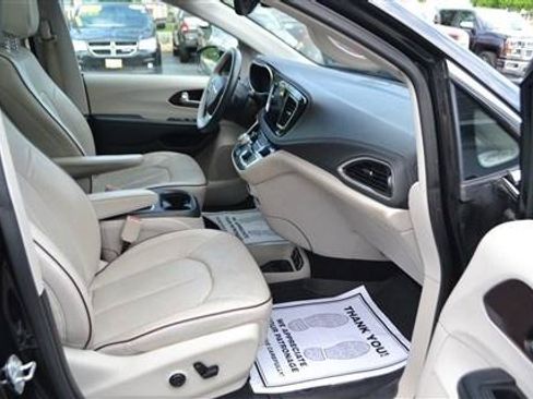 Used 2017 Chrysler Pacifica Limited w/ UConnect Theater Package FWD image 30