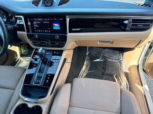 Used 2025 Porsche Macan image 18