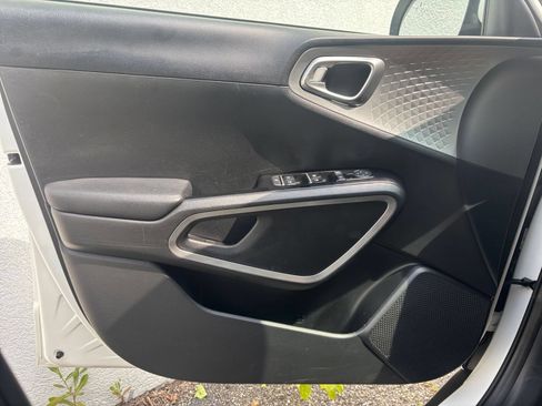 Used 2025 Kia Soul LX w/ LX Technology Package FWD image 18