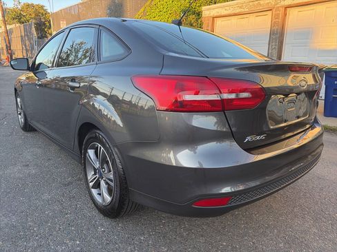 Used 2018 Ford Focus SE w/ SE Appearance Package FWD image 3