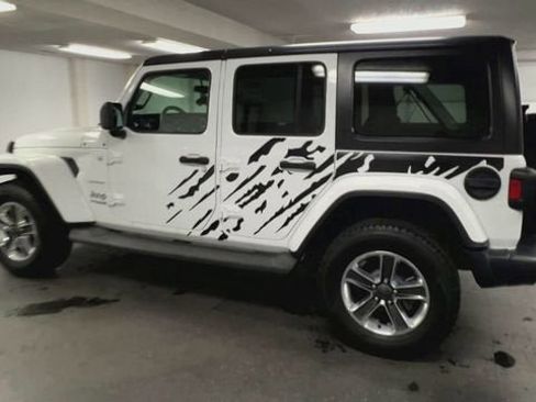 Used 2019 Jeep Wrangler Unlimited Sahara AWD/4WD image 6