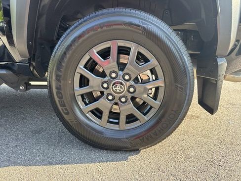 Used 2025 Toyota 4Runner SR5 AWD/4WD image 21