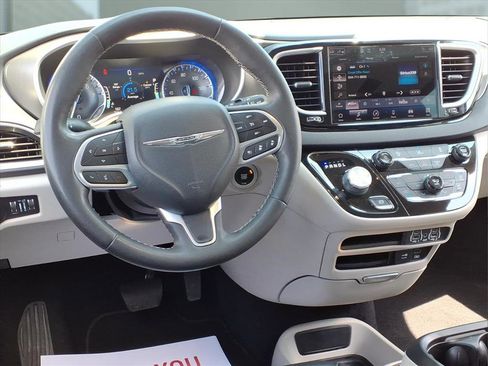 Used 2022 Chrysler Pacifica Touring-L FWD image 12