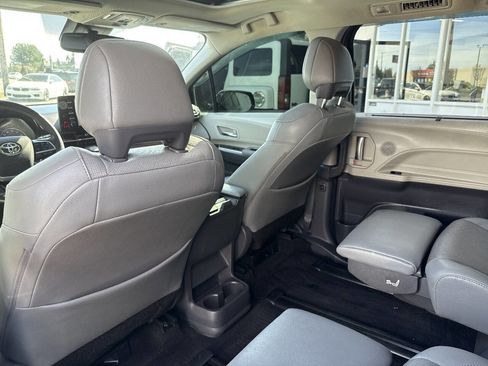 Used 2021 Toyota Sienna Limited image 28