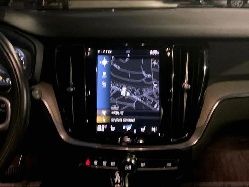 Used 2022 Volvo V60 T5 Cross Country image 7
