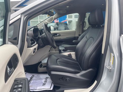 Used 2024 Chrysler Pacifica Touring-L image 4