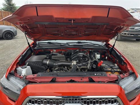 Used 2016 Toyota Tacoma TRD Sport AWD/4WD image 14