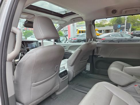 Used 2020 Toyota Sienna XLE FWD image 24