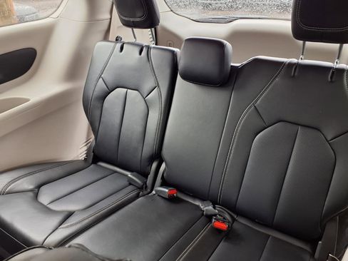 Used 2024 Chrysler Pacifica Touring-L image 8