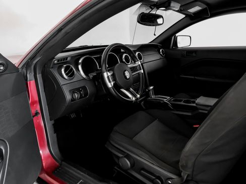 Used 2005 Ford Mustang Coupe RWD image 2
