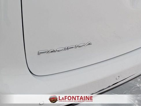 Used 2024 Chrysler Pacifica Touring-L image 10