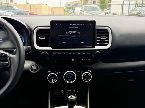 Used 2024 Hyundai Venue Limited FWD image 19
