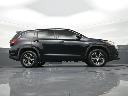 Used 2018 Toyota Highlander LE image 29