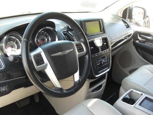 Used 2013 Chrysler Town & Country Touring image 5