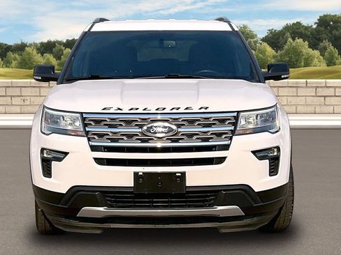Used 2018 Ford Explorer XLT w/ Equipment Group 201A FWD image 3