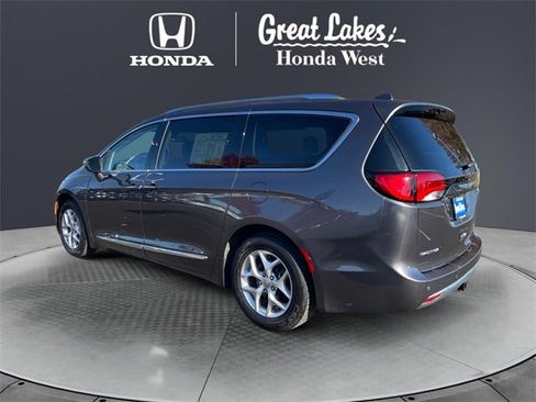 Used 2019 Chrysler Pacifica Limited image 3