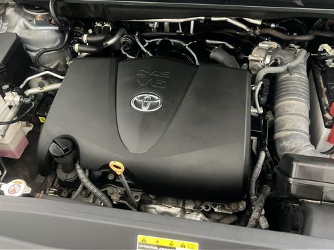 Used 2022 Toyota Highlander XLE AWD/4WD image 28