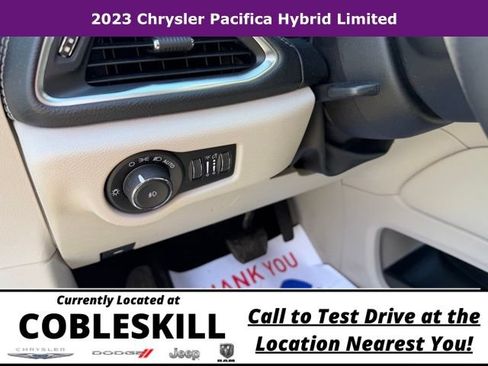 Used 2023 Chrysler Pacifica Limited FWD image 16