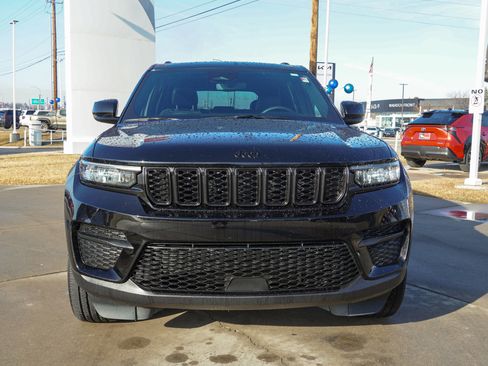 Used 2024 Jeep Grand Cherokee Altitude image 3