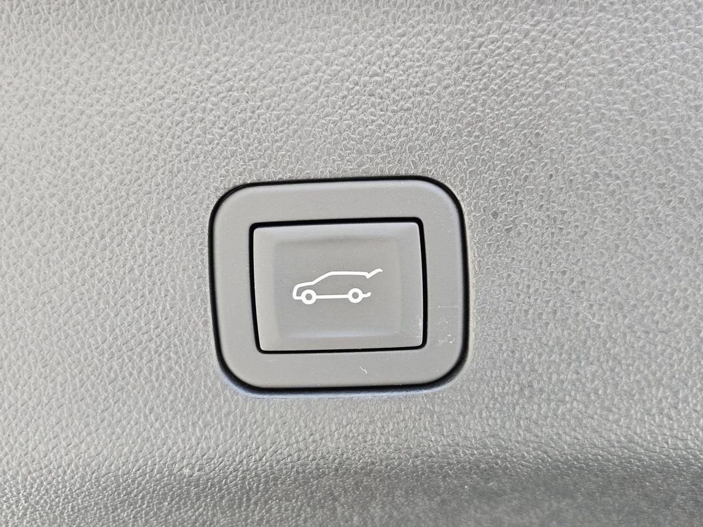 Used 2025 Chevrolet Tahoe High Country AWD/4WD image 11